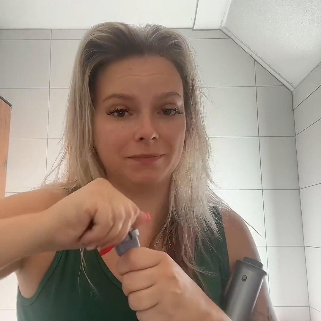 Vrouw opent een container met een apparaat, afbeelding gerelateerd aan product Unused File voor Shopify winkel.