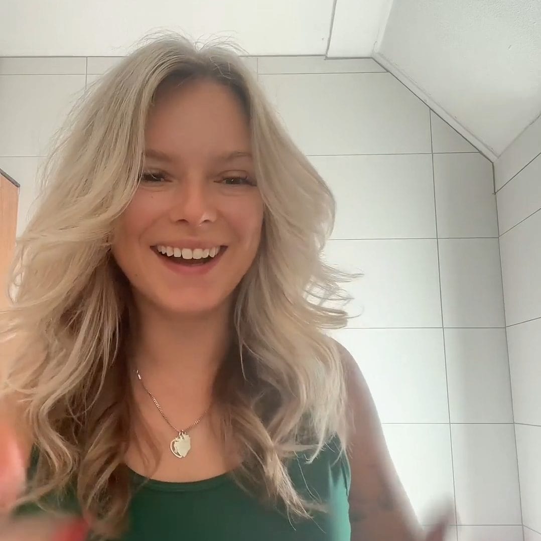 Vrolijke vrouw met blonde krullen lacht in een lichte kamer, illustratie voor het product Unused File.