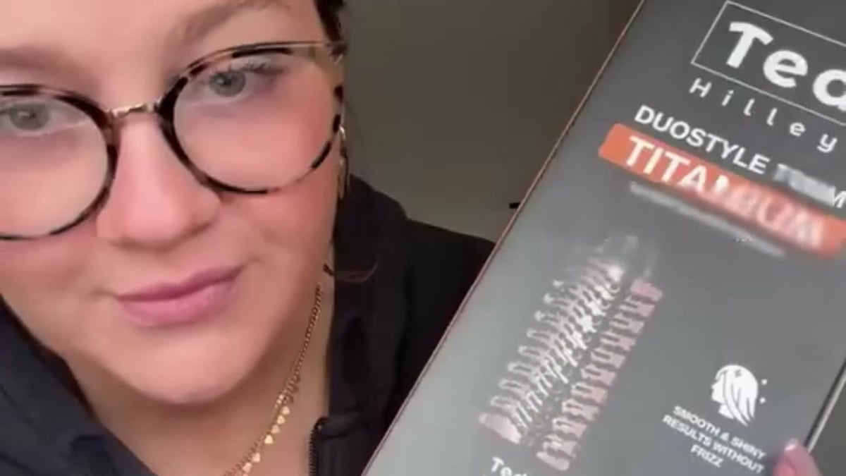 Video laden: Marlie pakt de Ted Hilley DuoStyle 70mm Titanium föhnborstel uit
